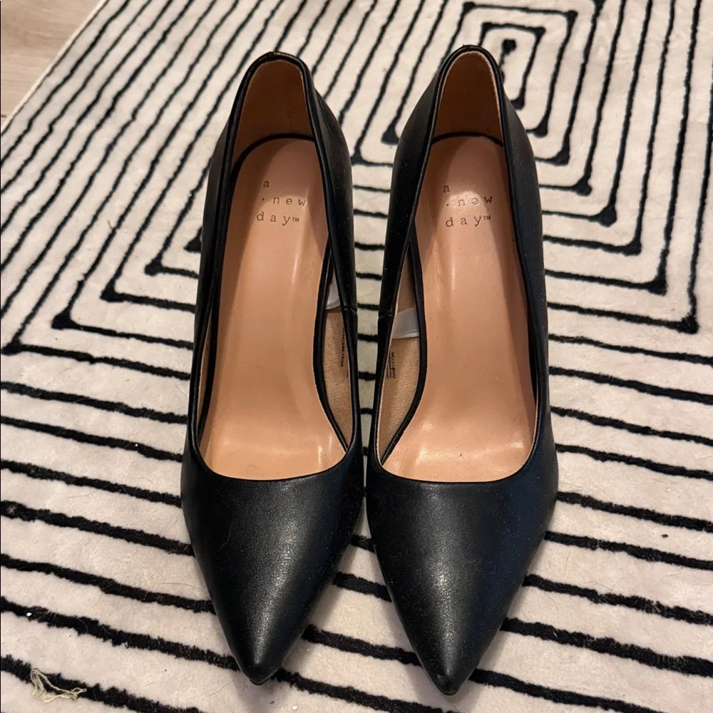 A New Day Classic Black Heels - Picture 1 of 3